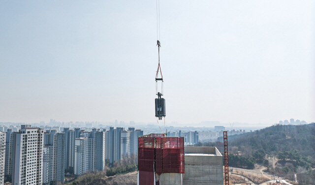 ▲ 힐스테이트 송도 센터파크 현장에 모듈러 엘리베이터가 설치되고 있다. ⓒ현대건설