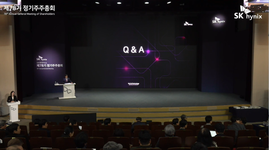 ▲ 곽노정 SK하이닉스 대표이사 사장이 25일 경기도 이천에서 열린 제78기 정기 주주총회에서 주주들의 질문에 답변하고 있다.ⓒSK하이닉스 온라인 주주총회