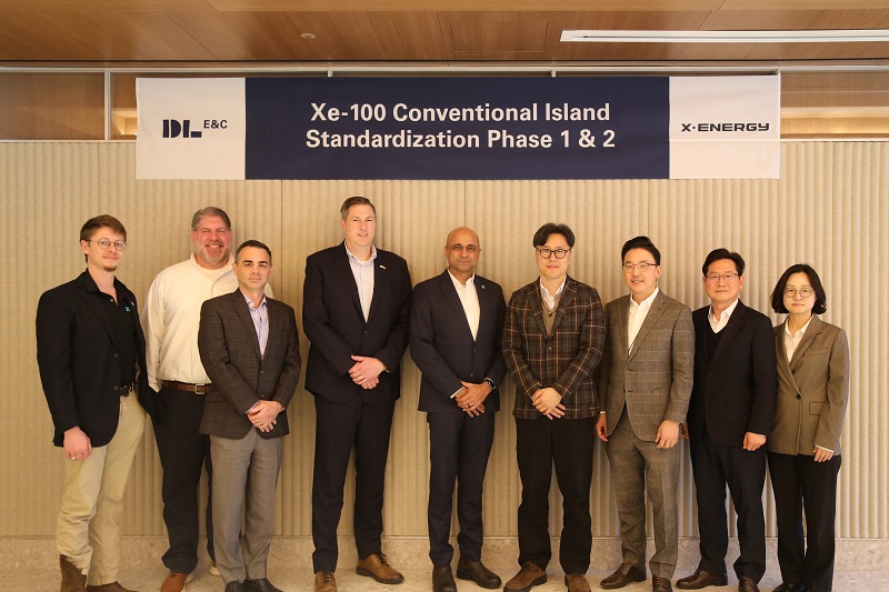 ▲ 딩카 바티아(Dinkar S. Bhatia) 엑스에너지 CCO(최고영업책임자, 왼쪽 다섯째)와 배종식 DL이앤씨 플랜트사업본부 부본부장(왼쪽 여섯째)이 서울 마곡동 본사에서 열린 SMR 표준화 설계 계약 체결을 기념해 사진촬영을 하고 있다.ⓒDL이앤씨