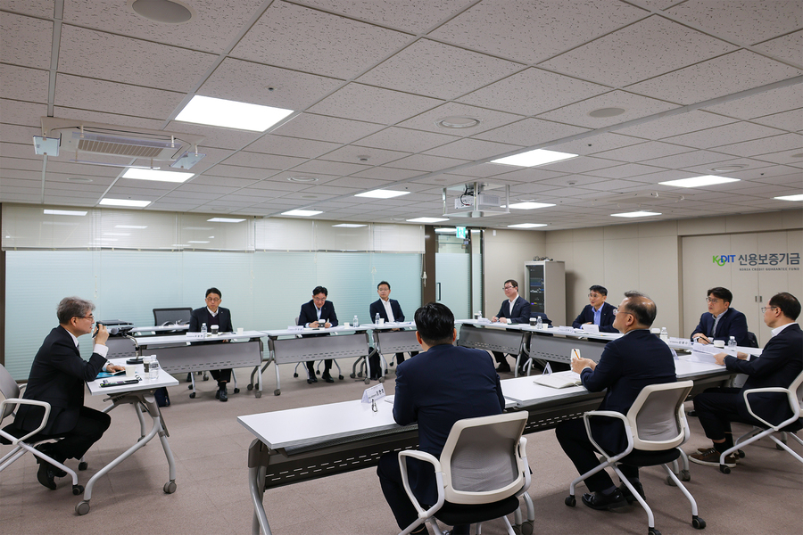 ▲ 강승준 신용보증기금 이사장(왼쪽에서 첫 번째)이 23일 서울 마포 프론트원에서 중동 상황 관련 긴급 점검회의를 하고 있다. ⓒ 신용보증기금