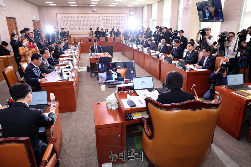 ▲ 서영교 국회 국정조사특위 위원장이 25일 오전 국회에서 열린 윤석열 정권 정치검찰 조작기소 의혹 사건 진상규명 국정조사특별위원회에서 의사봉을 두드리고 있다. ⓒ이종현 기자