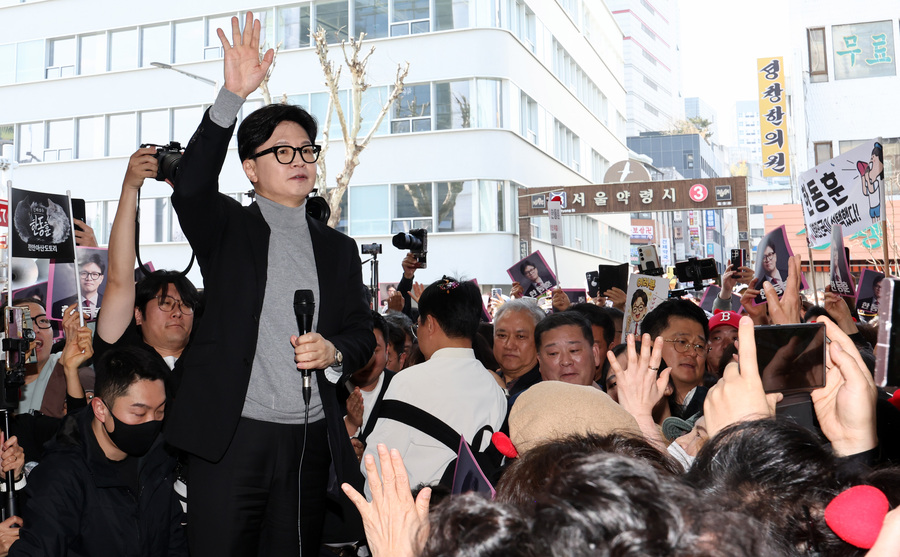 ▲ 한동훈 전 국민의힘 대표가 지난 22일 서울 동대문구 경동시장을 방문해 지지자들에게 인사를 하는 모습. ⓒ뉴시스