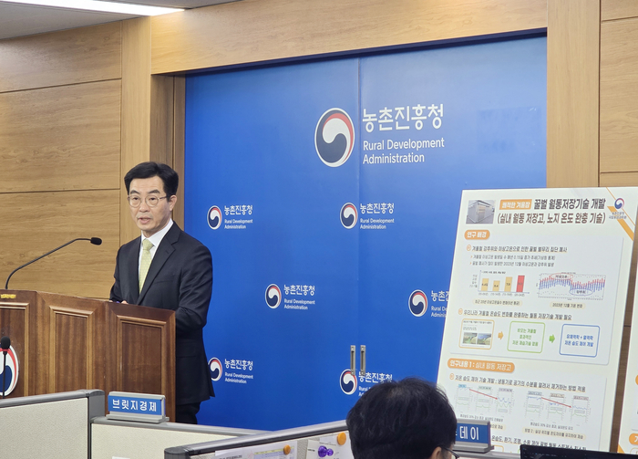 ▲ 성제훈 농촌진흥청 국립농업과학원 원장이 25일 정부세종청사에서 '꿀벌 월동 환경 유지 기술'을 설명하고 있다.ⓒ농촌진흥청