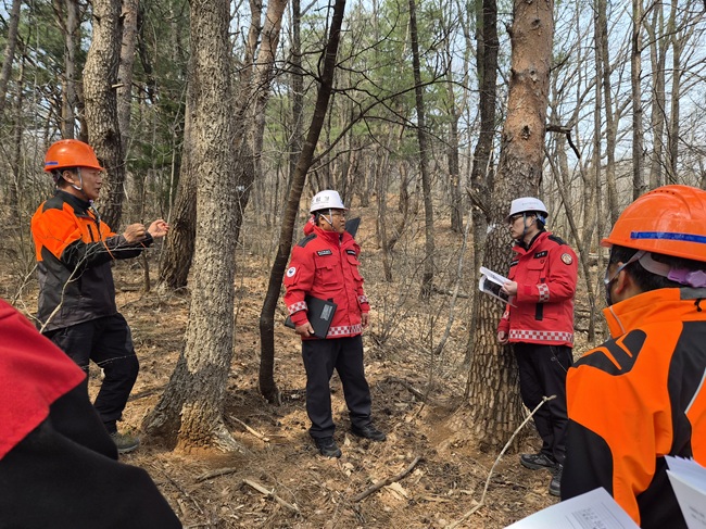 ▲ 최수천 동부지방산림청장이 소나무재선충병 방제 사업을 철저히 해달라고 당부하고 있다. ⓒ동부지방산림청