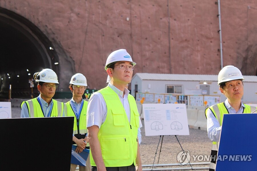 ▲ 이재용 삼성전자 회장이 사우디아라비아 서북부 타북주(州)에 삼성물산이 참여하는 '네옴(NEOM)' 신도시의 지하 터널 공사 현장을 점검하고 있다.ⓒ연합뉴스