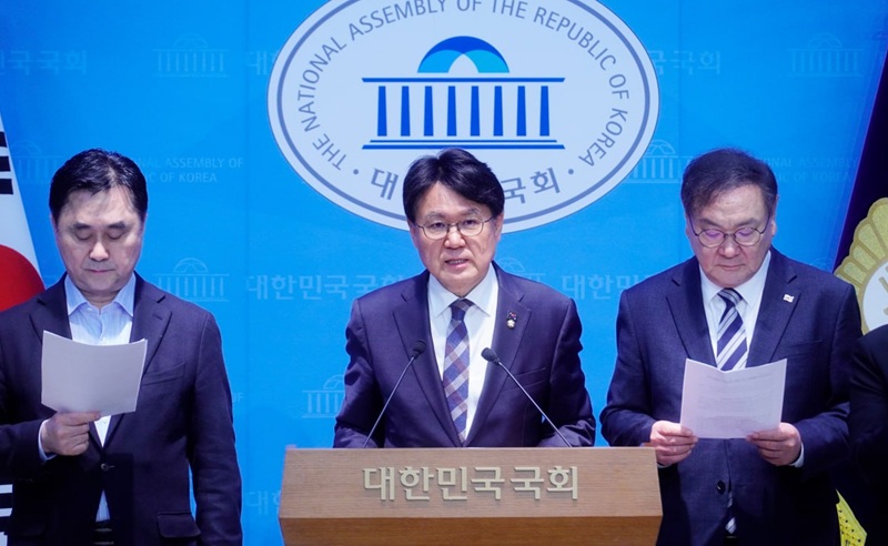 ▲ 25일 국회 소통관에서 열린 행정수도특별법 관련 공동기자회견에서 황운하 의원(가운데)과 김종민 의원(왼쪽), 김태년 의원이 법안의 조속한 심의와 통과를 촉구하고 있다.ⓒ황운하 의원 사무실