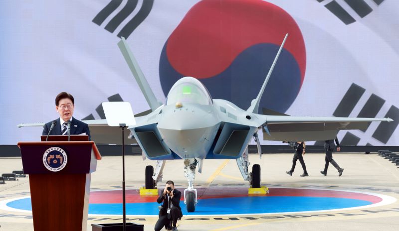 ▲ 이재명 대통령이 25일 경남 사천 한국항공우주산업(KAI)에서 열린 KF-21 양산 1호기 출고식에서 격려사를 하고 있다. ⓒ뉴시스