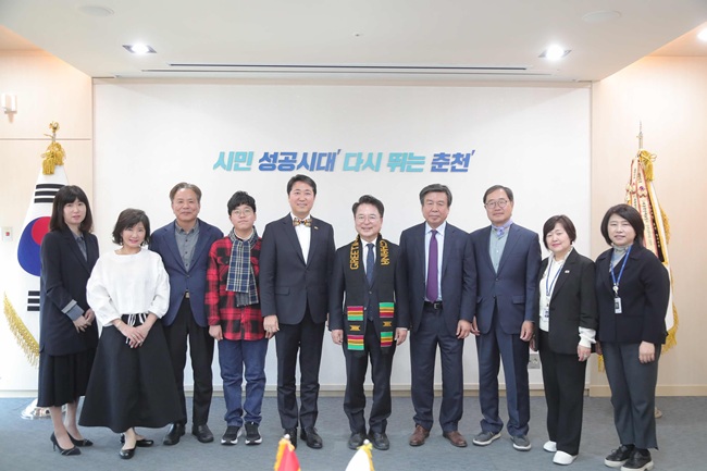 ▲ 최고조 주한 가나대사가 25일 고향인 춘천을 방문해 육동한 춘천시장과 면담을 갖고 춘천-가나 간 교류 협력 방안을 논의했다. ⓒ춘천시