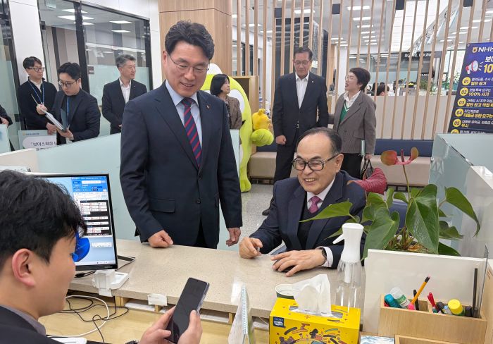 ▲ 강춘식 대한노인회 충청남도연합회 회장(오른쪽)이 NH농협은행 창구에서 오주현 충남본부장(왼쪽)의 안내를 받으며 보이스피싱 보상보험에 가입하고 있다.ⓒNH농협 충남본부