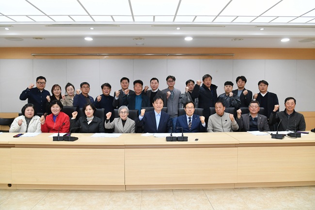 ▲ 재단법인 나라 이사회가 25일 군청에서 최문순 이사장(화천군수)을 비롯한 이사들이 참석한 가운데 열렸다. 이날 회의에서 2027 얼음나라 화천산천어축제의 개최 일정은 1월 9일부터 31일까지로 결정됐다. ⓒ화천군