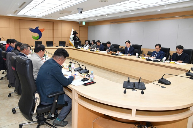 ▲ 재단법인 나라 이사회가 25일 군청에서 최문순 이사장(화천군수)을 비롯한 이사들이 참석한 가운데 열렸다. 이날 회의에서 2027 얼음나라 화천산천어축제의 개최 일정은 1월 9일부터 31일까지로 결정됐다. ⓒ화천군