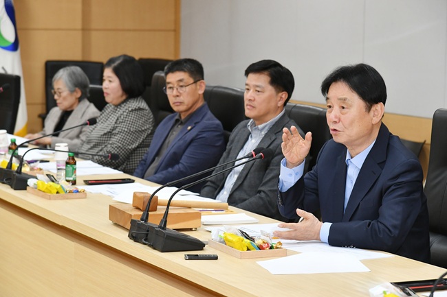 ▲ 재단법인 나라 이사회가 25일 군청에서 최문순 이사장(화천군수)을 비롯한 이사들이 참석한 가운데 열렸다. 이날 회의에서 2027 얼음나라 화천산천어축제의 개최 일정은 1월 9일부터 31일까지로 결정됐다. ⓒ화천군