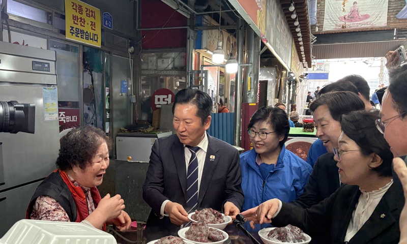▲ 정청래 더불어민주당 당대표(왼쪽에서 두 번째)가 25일 충주 전통시장을 찾아 지역 상인들의 의견을 청취하고 있다. ⓒ민주당 충북도당
