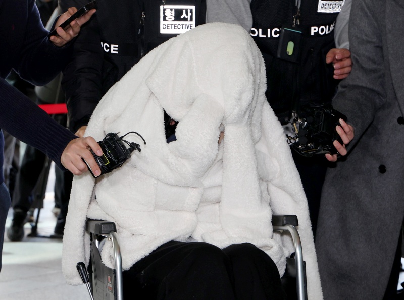 ▲ 약물 투약 상태로 서울 반포대교를 달리다가 한강 둔치로 추락한 포르쉐 차량 운전자 30대 여성 A씨가 지난달 27일 서울 마포구 서울서부지방법원에서 마약류관리법 위반 등 혐의로 영장실질심사를 받기 위해 출석하고 있다. ⓒ뉴시스