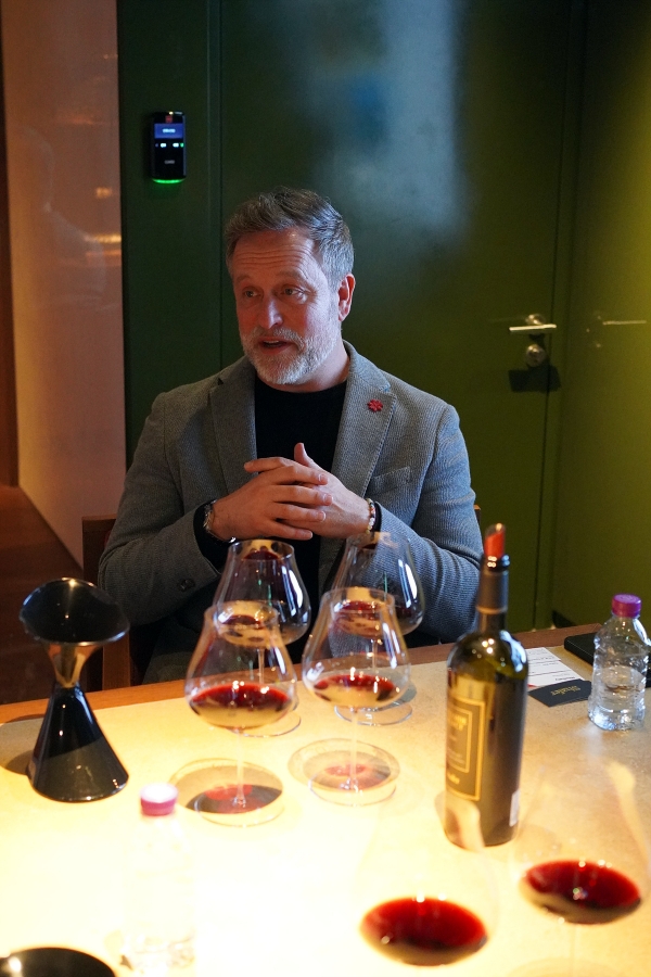 ▲ ‘쉐이퍼’의 최고경영자(CEO) 크리스 에이버리가 시음을 돕고 있다.ⓒ신세계L&B