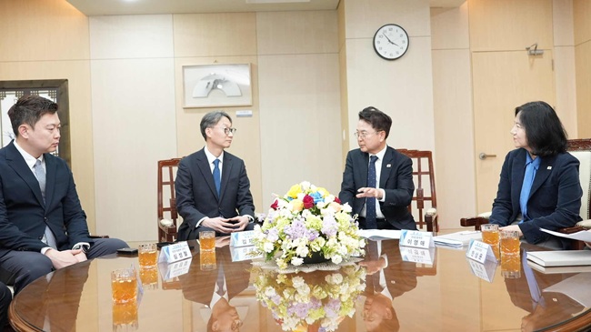 ▲ 춘천시가 거두산업단지 내 의료용 제품 제조기업 ㈜아크로스와 25일 231억 원 규모의 투자협약(MOU)을 체결했다. ⓒ춘천시