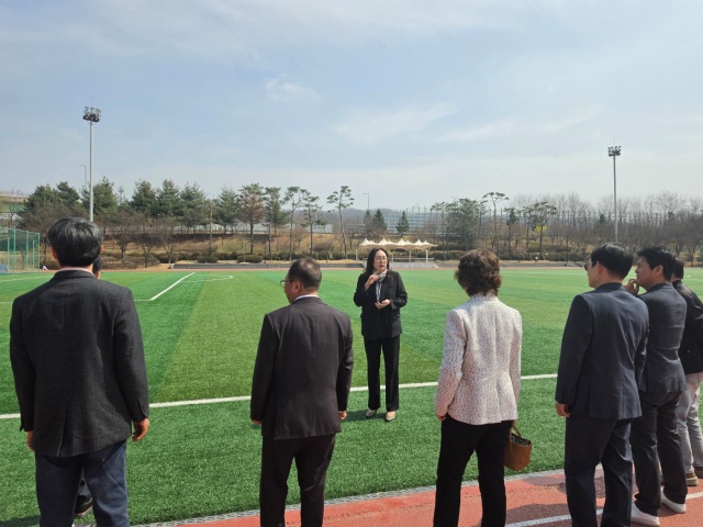 ▲ 전국체육대회 시민추진단이 도원체육공원 축구장에 대한 점검을 하고 있다ⓒ화성시 제공