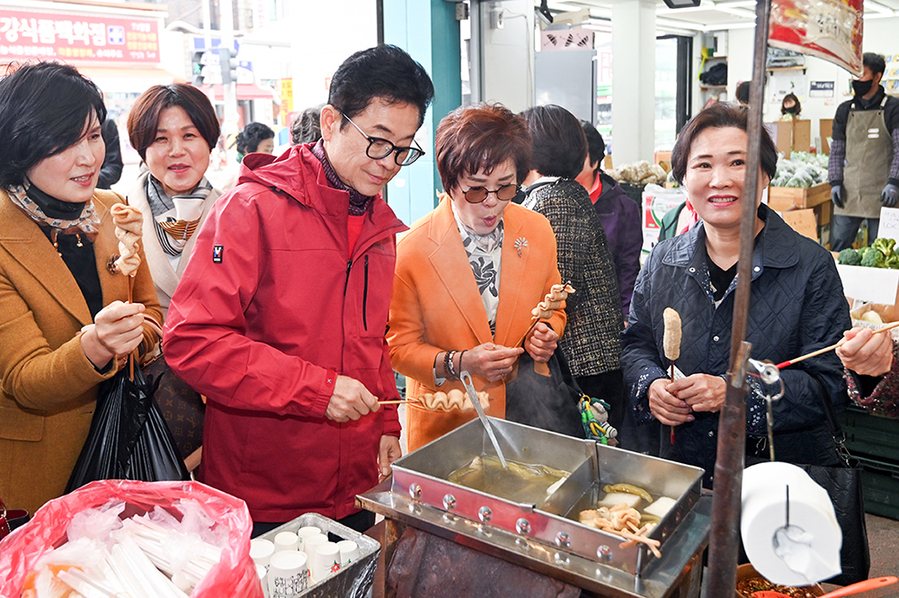 ▲ 구미 중앙시장을 방문한 이 후보는 상인회장 및 여성단체협의회장과 오찬 간담회를 갖고 전통시장 활성화 대책을 논의했다.ⓒ이철우 예비후보측