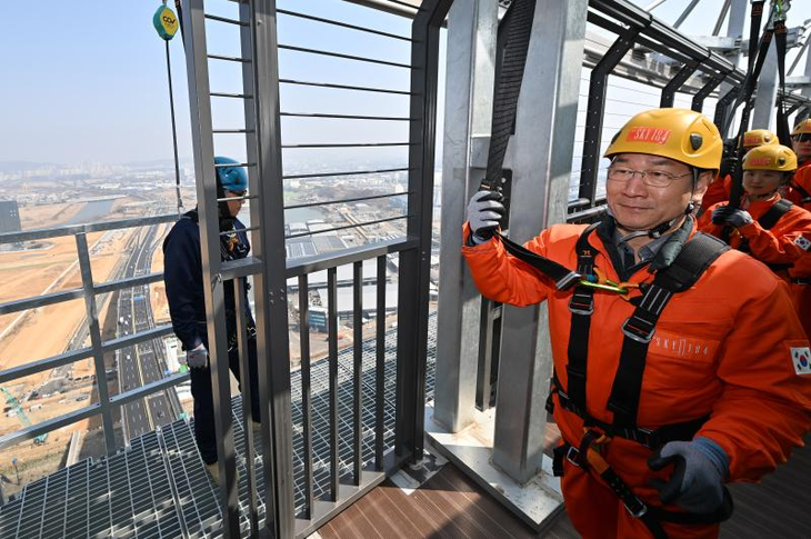 ▲ 유정복 인천시장이 25일 청라하늘대교에서 개장을 앞둔 전망대 등 관광시설을 점검하고 있다. ⓒ인천시 제공