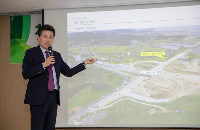 ▲ 김정헌 인천 중구청장이 청라하늘대교 체육공원 조성과 관련, 주민설명회에서 주요 시설에 대해 설명하고 있다.ⓒ인천 중구 제공