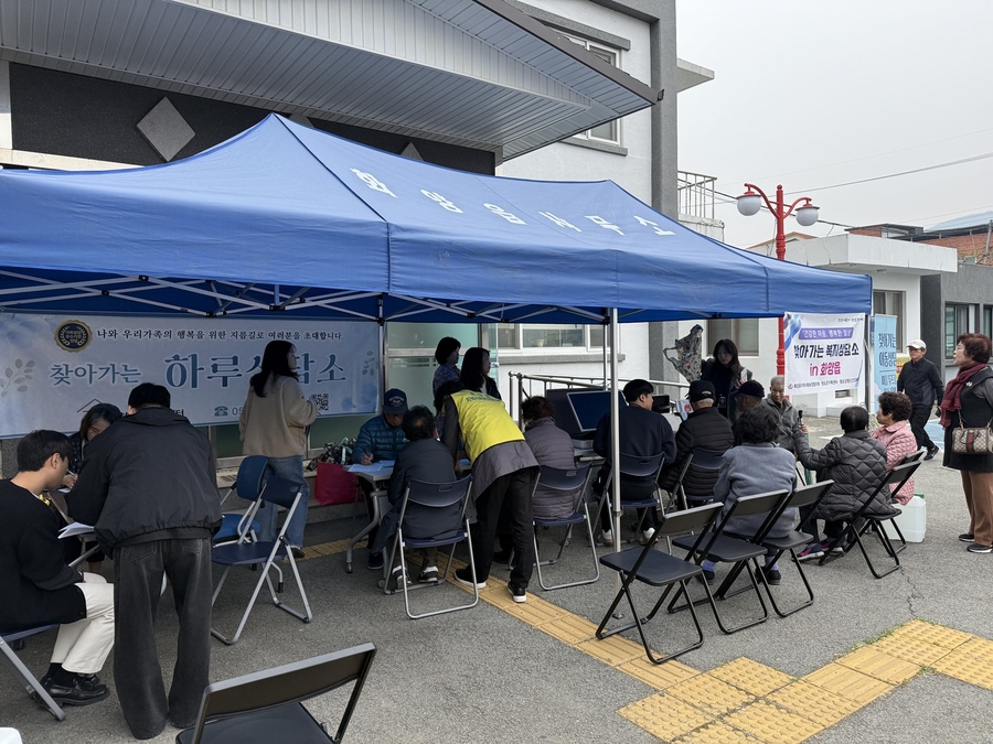 ▲ 청도군 화양읍은 25일 읍사무소 앞마당에서 주민들을 대상으로 ‘찾아가는 복지상담소’를 운영했다.ⓒ청도군