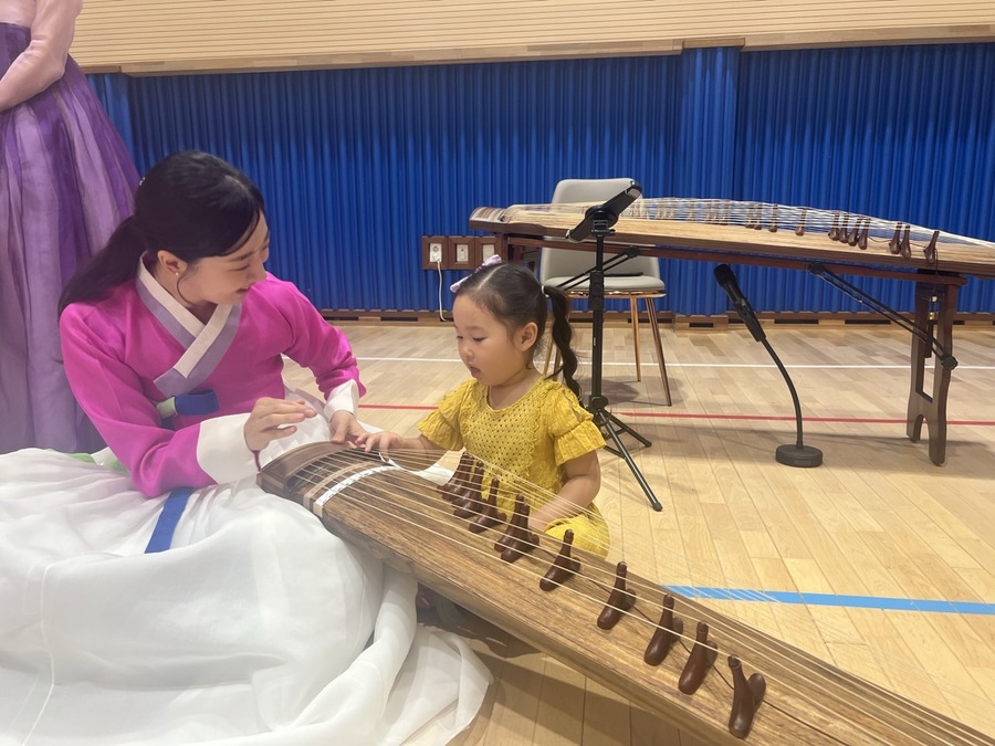 ▲ 경북교육청은 4월부터 12월까지 의성, 청송, 영양 등 영유아 수 500명 미만 9개 지역의 유치원과 어린이집 3~5세 유아를 대상으로 ‘찾아가는 문화 공연’을 운영한다(국악공연_봉화 석보초등학교병설유치원).ⓒ경북교육청