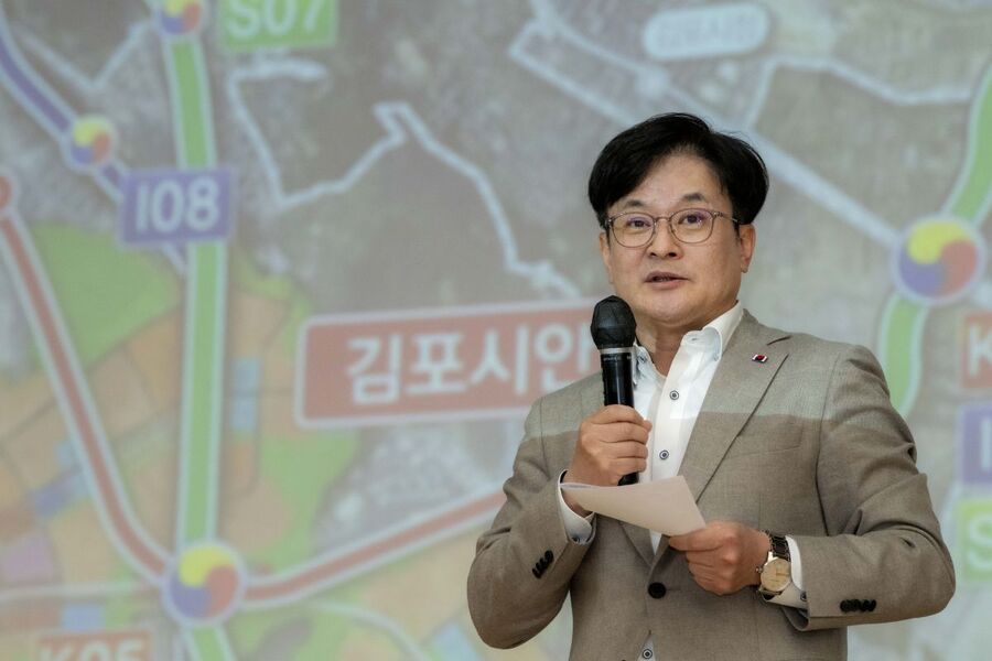 ▲ 김병수 시장이 지난 24일 김포시청 제3별관 대강당에서 서울5호선 김포·검단 연장사업 예타통과 시민설명회를 열고 시민과 의견을 나누고 있다. ⓒ김포시 제공