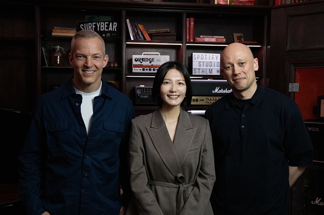 ▲ 지난 25일(현지시간) 스웨덴에 위치한 스포티파이 본사에서 네이버 최수연 대표이사 (사진 가운데)와 스포티파이 공동 최고경영자 알렉스 노스트롬(사진 오른쪽), 구스타브 소더스트롬(사진 왼쪽)이 공동 라운드테이블을 열고 양사 파트너십에 대해 논의했다.ⓒ네이버