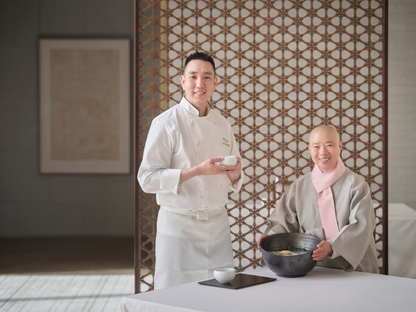 ▲ 라연 차도영 헤드 셰프와 정관스님ⓒ서울신라호텔