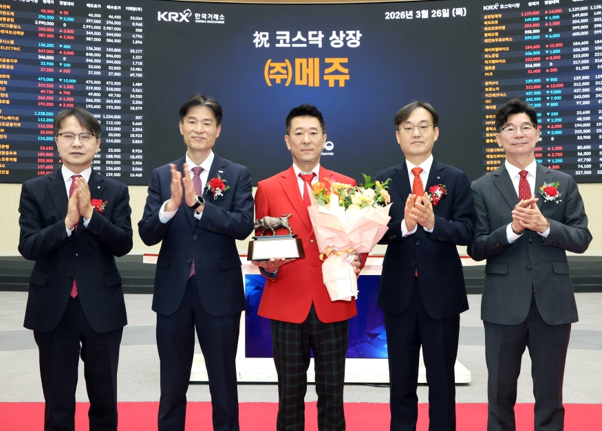 ▲ 박정환 메쥬 대표(왼쪽 세번째)와 관계자들이 26일 서울 영등포구 한국거래소에서 메쥬 상장식에 참석해 기념 촬영하고 있다.ⓒ한국거래소