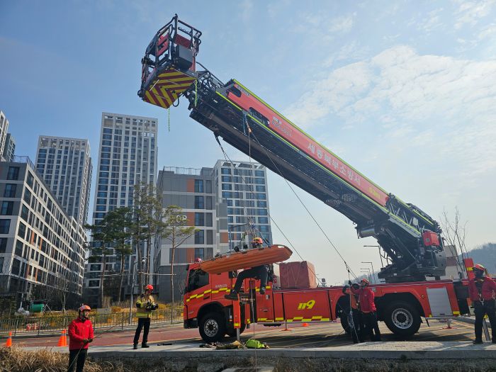 ▲ 고가사다리 활용 도심 땅 꺼짐 흔련 모습.ⓒ세종시