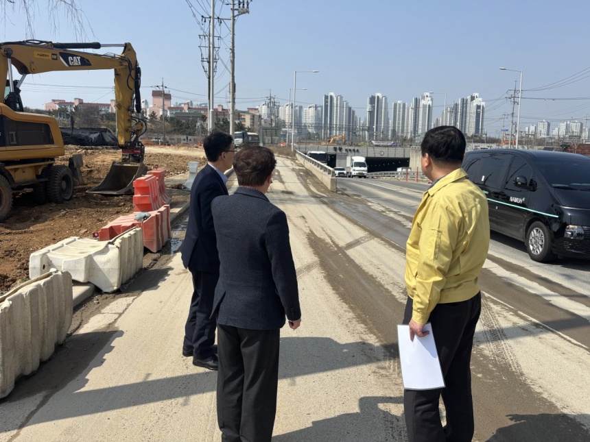 ▲ 시흥시는 여름철 집중호우와 태풍 등 자연재난에 대응하기 위해 25일 정왕지하차도를 점검했다 ⓒ시흥시 제공