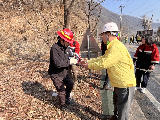 ▲ 육동한 춘천시장이 지난 21일 춘천시 남산면 서천리 한 사유림에서 발생한 산불 현장을 찾아 진화 상황을 점검하고 관계자들을 격려했다. ⓒ춘천시