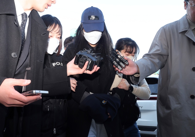 ▲ 세 살배기 딸을 학대해 숨지게 한 30대 친모 A씨가 지난 19일 경기 안산시 수원지방법원 안산지원에서 열린 구속 전 피의자 심문(영장실질심사)에 출석하고 있다. ⓒ뉴시스