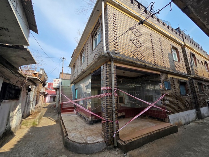 ▲ 파주시는 성매매집결지내 위반건축물 2개동에 대해 행정대집행을 실시했다
ⓒ파주시 제공