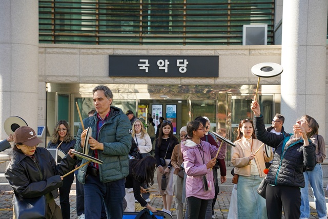 ▲ 경기아트센터의 외국인 관객을 위한 국악 체험형 공연 'Feel Korea : Gugak experience'. ⓒ경기아트센터 제공