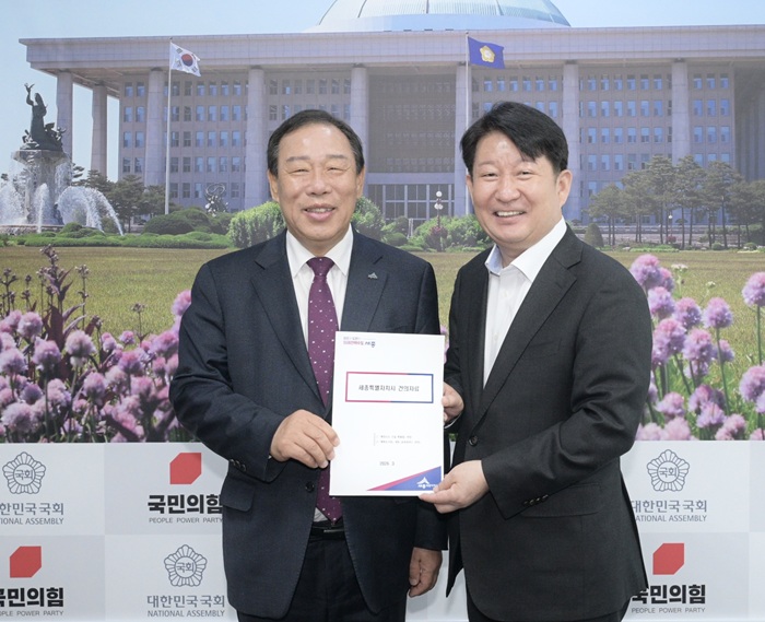 ▲ 최민호 세종시장(왼쪽)과 권영진 국회의원이 26일 국회에서 만나 행정수도건설특별법의 조속한 처리를 위한 협조를 논의한 뒤 기념촬영을 하고 있다.ⓒ세종시