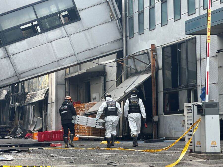 ▲ 경찰과 국립과학수사연구원 등 감식반이 25일 오전 대전 대덕구 문평동 안전공업 공장 화재 현장으로 5일차 화재 현장 감식을 위해 진입하고 있다. ⓒ뉴시스