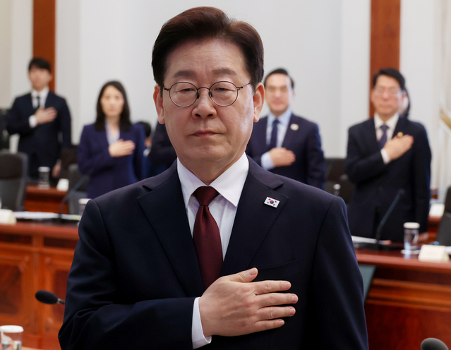 ▲ 이재명 대통령이 26일 청와대에서 열린 비상경제점검회의에서 국민의례를 하고 있다. ⓒ뉴시스