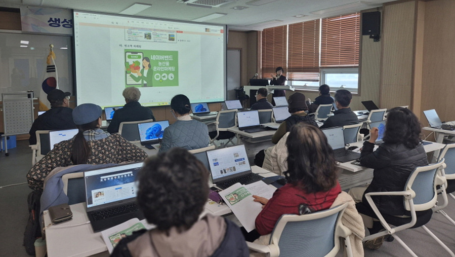 ▲ 여수시가 ‘생성형 AI기반 농업경영·마케팅 교육’을 진행하고 있다.ⓒ여수시 제공
