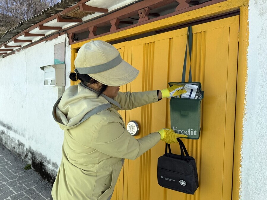 ▲ 보성군정신건강복지센터, 생활밀착형 자살예방 ‘생명이어 온(溫)라인’ 가동_구독자 가구에 우울증 및 자살경향성 검사지 배부ⓒ보성군 제공