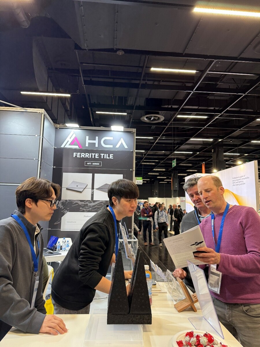 ▲ 이달 24일부터 3일간 독일 퀼른에서 열린 EMV 2026 전시회에서 HCA 전시관을 찾은 바이어들이 회사 관계자들과 상담하고 있다ⓒHCA