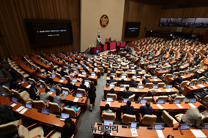 ▲ 이진숙 방송통신위원회 위원장 탄핵소추안이 2024년 8월 2일 오후 국회 본회의를 통과하고 있다. ⓒ이종현 기자