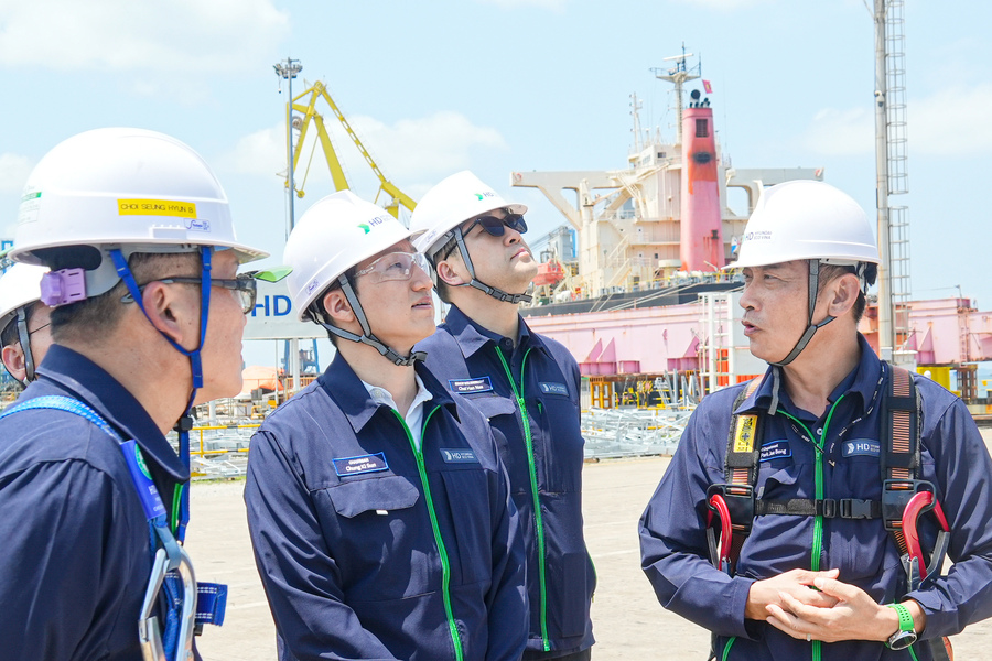 ▲ HD현대 정기선 회장이 25일 베트남 중남부에 위치한 HD현대에코비나를 찾아 현장 설비와 안전 시설물을 점검하고 있다.ⓒHD현대