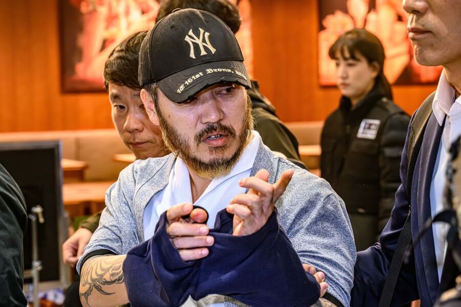 ▲ 필리핀에서 이른바 '전세계'라는 활동명으로 마약을 유통했던 박왕열 씨가 지난 25일 인천국제공항 제2터미널을 통해 송환되고 있다. ⓒ뉴시스