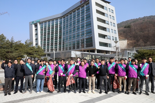 ▲ 26일 고한 지역 봄맞이 환경 정화운동에 동참해 지역 주민을 대상으로 에너지 절약 문화를 홍보했다. ⓒ강원랜드