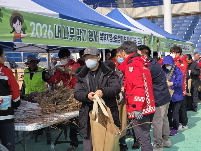 ▲ 북부지방산림청이 26일 원주 댄싱공연장 일원에서 '2026년 내 나무 갖기 행사'를 공동 개최했다. ⓒ북부지방산림청