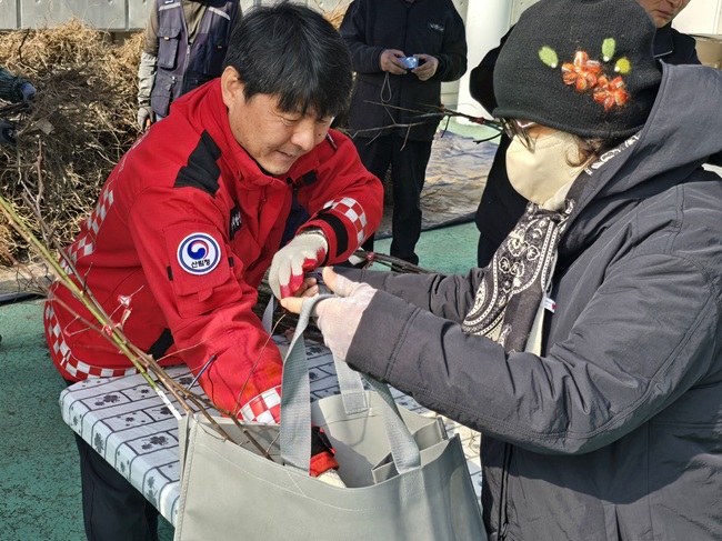 ▲ 송준호 북부지방산림청장이 나무를 나눠주고 있다. ⓒ북부지방산림청