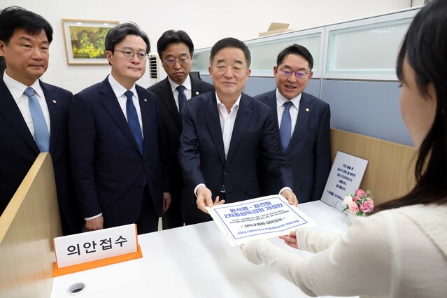 ▲ 더불어민주당 2차종합특검대응특별위원회 강득구 위원장을 비롯한 의원들이 26일 서울 여의도 국회 의안과에 2차종합특검법 개정안(윤석열ㆍ김건희에 의한 내란ㆍ외환 및 국정농단 행위의 진상규명을 위한 특별검사 임명 등에 관한 법률 일부개정법률안)을 제출하고 있다. ⓒ뉴시스