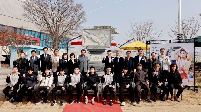 ▲ 충남 보령시 보령종합체육관에서 열린 ‘박장순 기념비 이전 제막식’에서 김동일 시장을 비롯한 체육 관계자, 시민, 학생들이 기념촬영을 하고 있다.ⓒ보령시